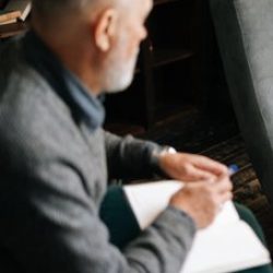 happy-attractive-redhead-young-woman-patient-is-telling-about-her-mental-health-while-lying-comfortable-sofa-during-psychological-consultation-concept-psychological-treatment